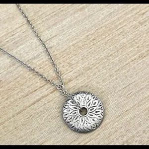Silver tone pendant necklace thumbnail 2