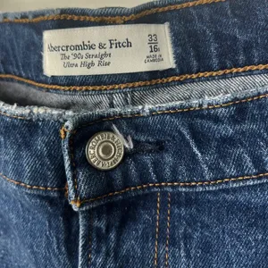 Abercrombie & Fitch 90s Straight Ultra High Rise Jeans 16/33 thumbnail 2