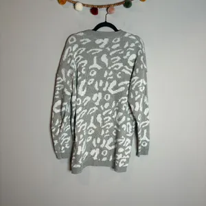 🔆 Amazon PrettyGarden grey and white animal print sweater thumbnail 6