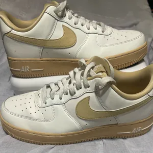 Nike AIR Force WMMS 1’07 White and Tan Sneakers thumbnail 1