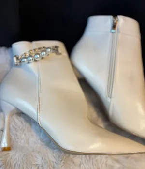 Cream Faux Leather Pearl Chain Ankle Boots Pointed Toe Stiletto Heel Size 39 thumbnail 1