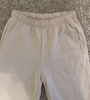 ALO Yoga Joggers thumbnail 1
