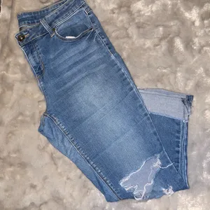 Distressed Blue Denim Jeans – Classic Streetwear Style with Branding Patch thumbnail 6