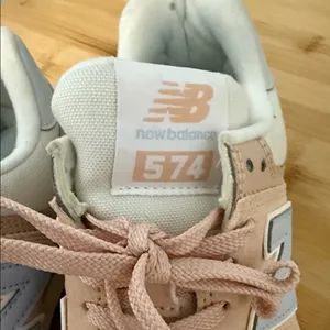 New Balance 574 Size 6 Women's Pink and White Sneakers WL574NE2 thumbnail 6