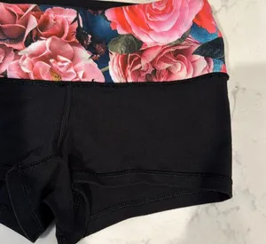 Lululemon Booty Short pink black floral sweat wicking breathable size 2 athletic thumbnail 2