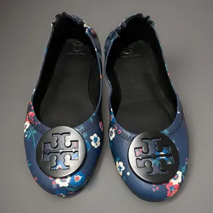 Tory Burch Minnie Travel Ballet Flats Navy Blue Floral Leather Logo Shoes 7 thumbnail 1