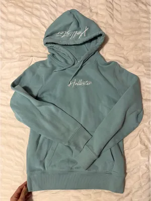 Hollister Sweatshirt Must Have Collection thumbnail 1