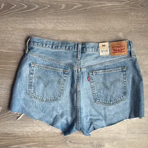NEW Levi’s 501 High Rise Med Wash Denim Shorts for Women 33 thumbnail 3