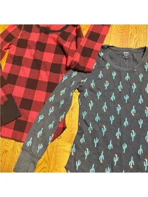 Women’s Size Medium Old Navy Red Plaid and Cactus Long Sleeve Thermal Bundle thumbnail 2