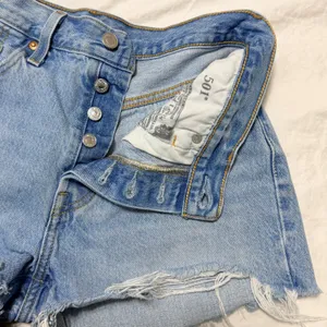 Levi's 501 Distressed Cutoff Denim Shorts Ripped Light Wash Womens Size 28 thumbnail 6