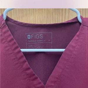 Figs Women's Casma Three-Pocket Scrub Top in Deep Burgundy.‎ XS-P thumbnail 2