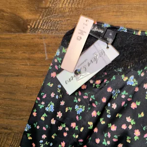 NWT FOR LOVE AND LEMONS x VS COLLECTION LUCY BLACK FLORAL‎ SKIRT SIZE SMALL thumbnail 4
