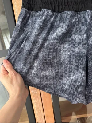 Lululemon Tracker Shorts IV Mini Diffusion White Black running printed mid rise thumbnail 3