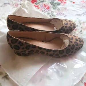 Old Navy Women's Leopard Faux-Suede Mid-Heel Pumps thumbnail 5
