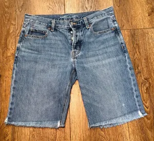Old Navy Womens 4 Mid Rise Slouchy Denim Shorts Frayed Hem Button Fly Grunge thumbnail 1