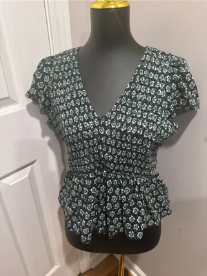 American Eagle Floral Smocked Peplum Top Women’s Large Green V Neck Large thumbnail 1