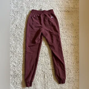 FIGS Zamora Jogger‎ Scrub Pant Size Small in Dark Cherry thumbnail 8