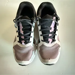On Cloudrunner Running Shoes in the Heron/Black Colorway. Size 7.5 thumbnail 4