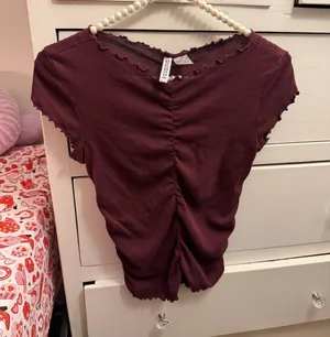 H&M Size Medium Casual Burgundy Red Ruched Lettuce Edge Short Sleeve Top thumbnail 1