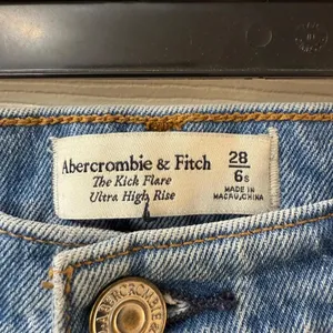Abercrombie & Fitch The Kick Flare Ultra High Rise Jeans‎ Light Wash Size 28 thumbnail 4