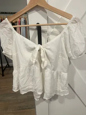 Hollister white  top thumbnail 3
