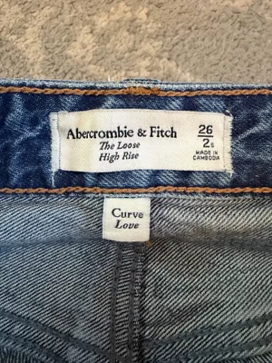 Abercrombie & Fitch Curve Love The Loose High Rise Jeans thumbnail 3