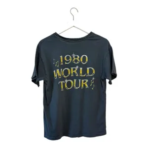 Daydreamer Elton John 1980 World Tour Graphic Tee Charcoal Size XS thumbnail 2