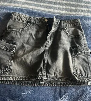 H&M black cargo skirt  thumbnail 1