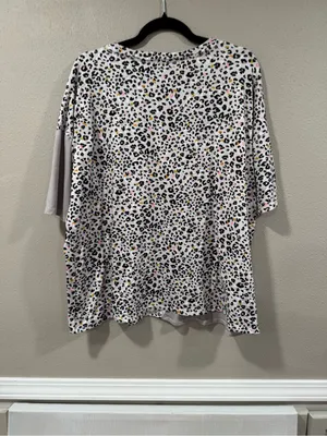 Entro Two-Tone Leopard Patchwork V-Neck Top - White, Taupe, Black thumbnail 5
