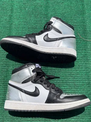 Wmns Air Jordan 1 Retro High OG 'Silver Toe Women’s Size 7.5 thumbnail 2