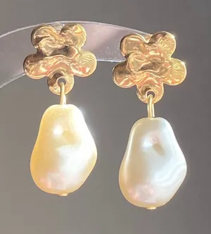 Handmade gold stainless flower baroque pearl dangle dangle earrings🌼 thumbnail 1
