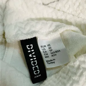 DIVIDED H&M White Textured Sleeveless Crop Top with Back Button Closure Sz XS thumbnail 8