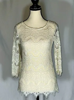 Gimmicks by BKE Ivory Lace Boho Top Zipper Back Size Medium Women’s EUC thumbnail 1