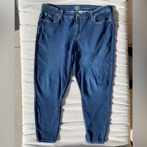🌸Levi’s blue jeans Size 18 short petite w/ stretch mid-rise skinny women’s pant thumbnail 3