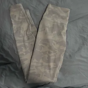 lululemon athletica Camouflage Leggings - white and gray thumbnail 1
