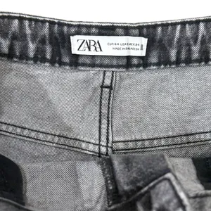 ZARA Women's Acid Wash Distressed Denim High Waist Shorts Frayed Hem Size 12‎ thumbnail 2