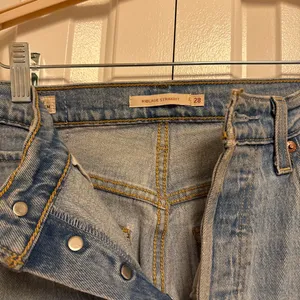 Levi’s High-Waisted Ribcage Straight Jeans thumbnail 2