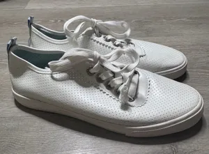 Tommy Bahama Womens White Perforated Scalloped Low Top Sneakers Size 8.5 thumbnail 1
