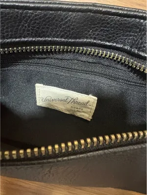 Universal Threads Black Crossbody Bag Adjustable Strap Gold Tone Zip thumbnail 6