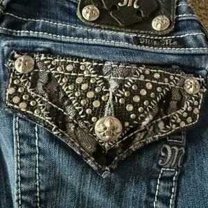 Miss Me Boot Cut Jeans Bottoms Ripped Size 25 Embroidered Studded Flap Pockets thumbnail 6
