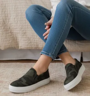 Steve Madden Gills Women's Camo Green Slip-On Platform Sneakers size 7.5 thumbnail 1