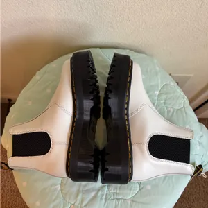NWT Dr. Martens 2976 Quad LA004 Women’s White Boots size 7 thumbnail 5