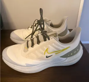Women’s athletic shoes thumbnail 1