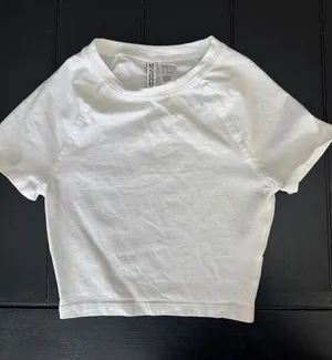 H&M White Short Sleeve Crop Top thumbnail 1