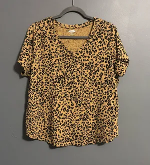 Old navy “everywhere” animal print brown v-neck tee size XL thumbnail 1