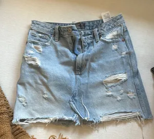 NWOT Abercrombie Light Blue Distressed Denim Shorts size 2/size 26 thumbnail 1
