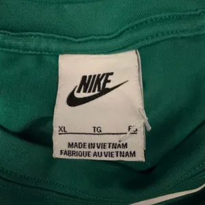 2222 | Nike Dri-FIT Oversized Swoosh Long Sleeve Crop Top Green White Women XL thumbnail 5