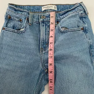 Abercrombie & Fitch 90s Straight Jeans 23/000 Mid Rise Raw Hem Light Wash thumbnail 7