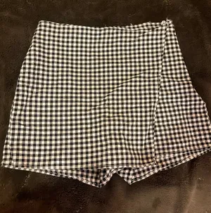 Hollister Gingham Skort Black White thumbnail 2