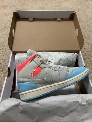 Women’s Air Jordan 1 thumbnail 2